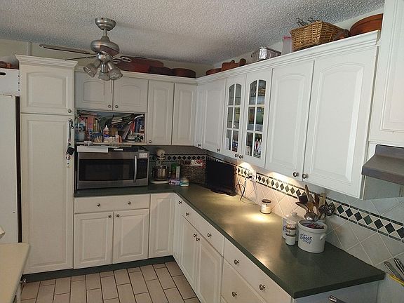Lots of kitchen cabinets!!!