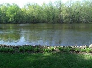 E7686 Cut Off Rd, New London, WI 54961