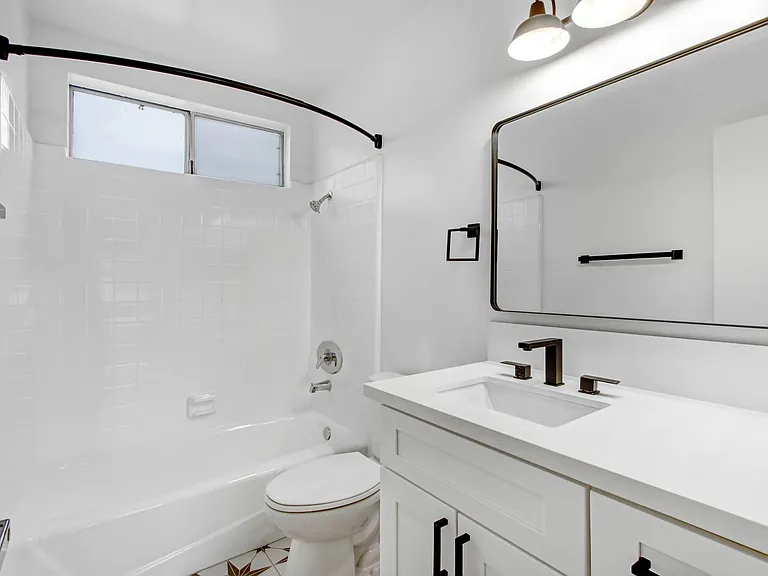 1333 N Martel — Photo 24