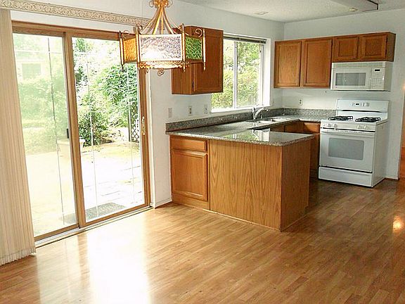Kitchen & Breakfast Area