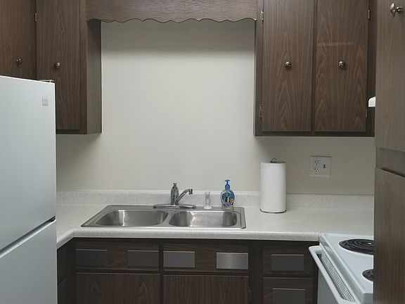 3rd image of 12826 Hill Dr APT 4