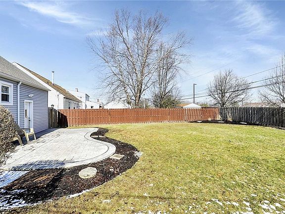 4th image of 15604 Glenridge Ave