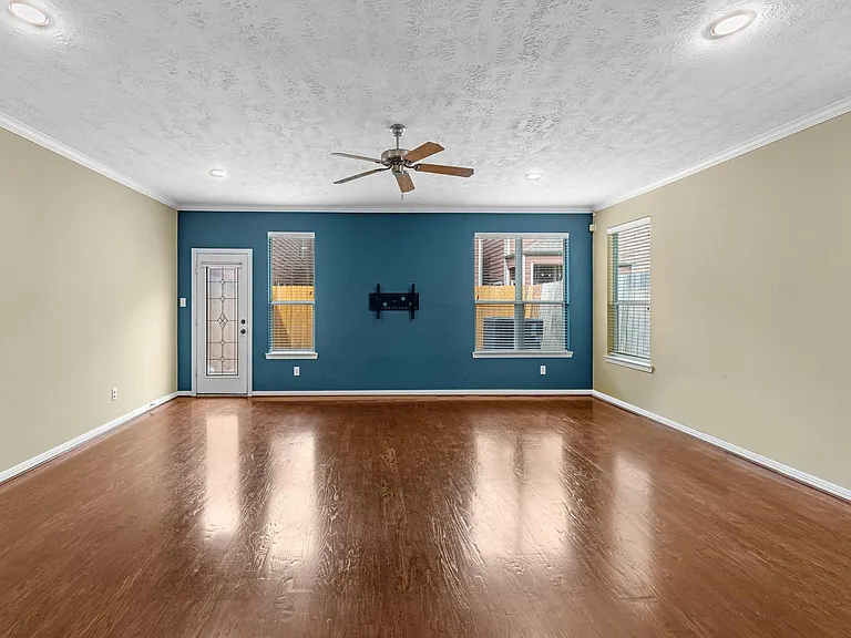 5228 Larkin St — Photo 11