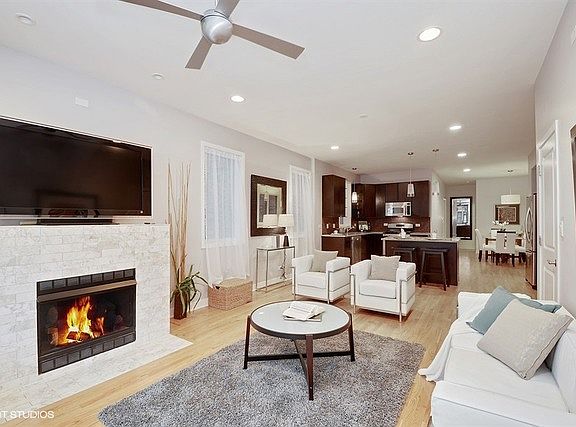 2nd image of 1039 N Marshfield Ave #1