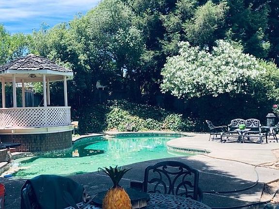 Pool and back yard Ideal for entertaining