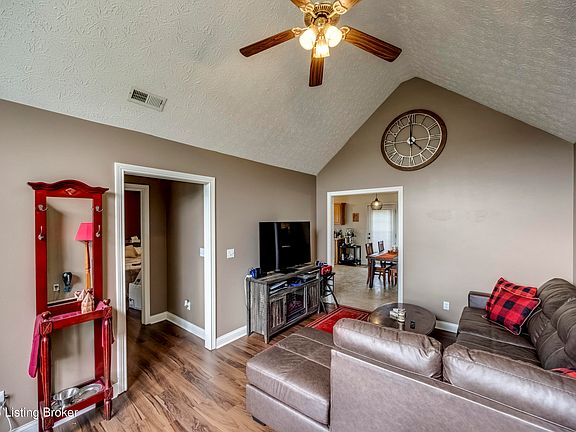 3rd image of 110 Tulip Dr