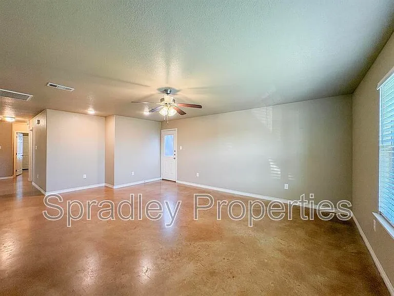 725 Laila Ln — Photo 2
