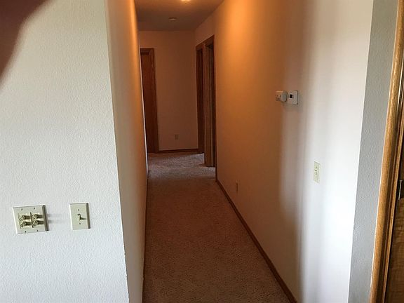 4th image of 16926 Danbury Ave