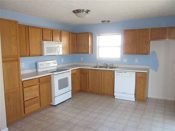 3rd image of 5682 N Bluegrass Cir