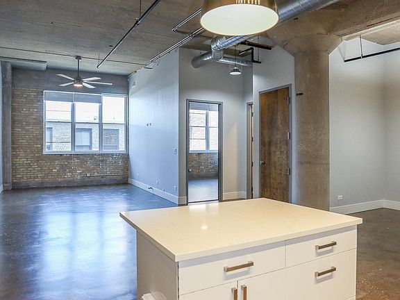 3rd image of 4052 N Hermitage Ave #2
