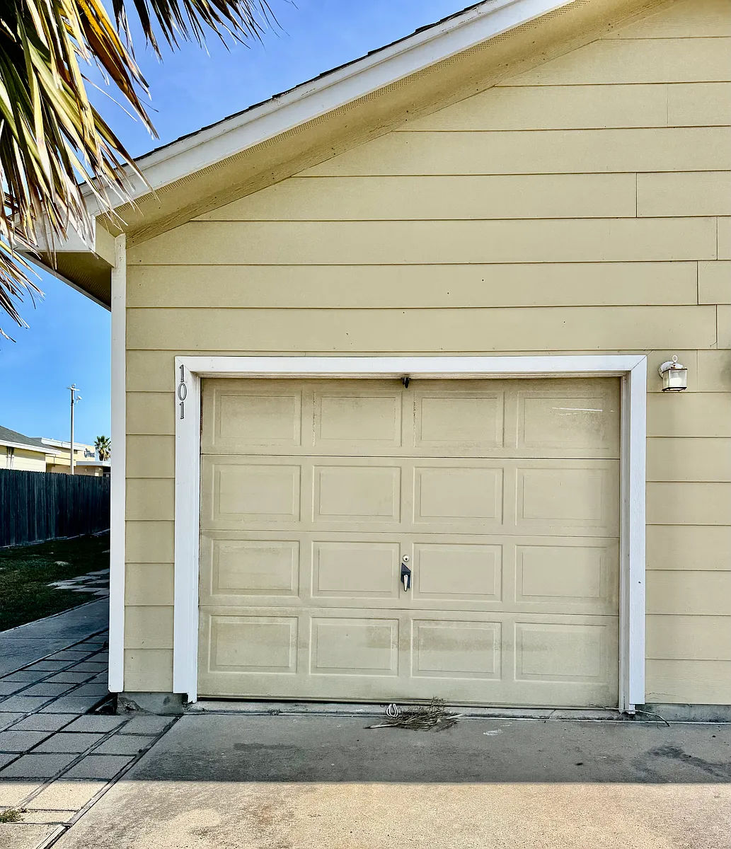 Building Photo - 14214 Ambrosia St #101