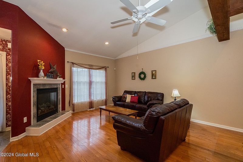 3rd image of 10 Tracey Court