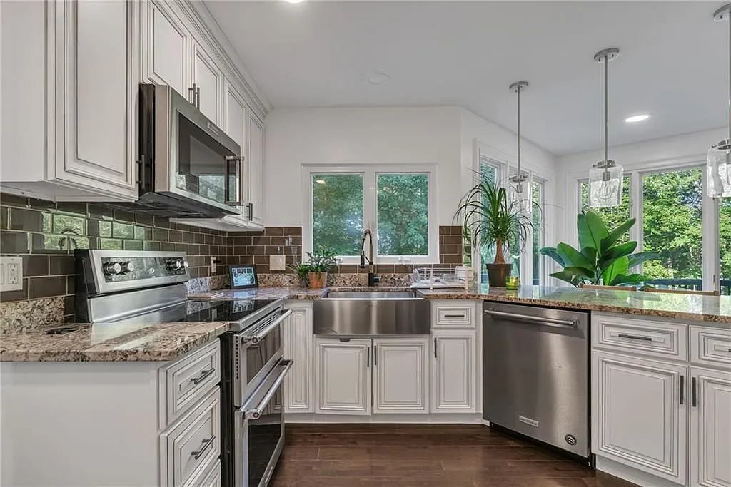 4 bed, 2.0 bath, 1979 sqft, $3,800 — Photo 3