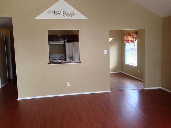 4th image of 215 Oak Meadow Ln