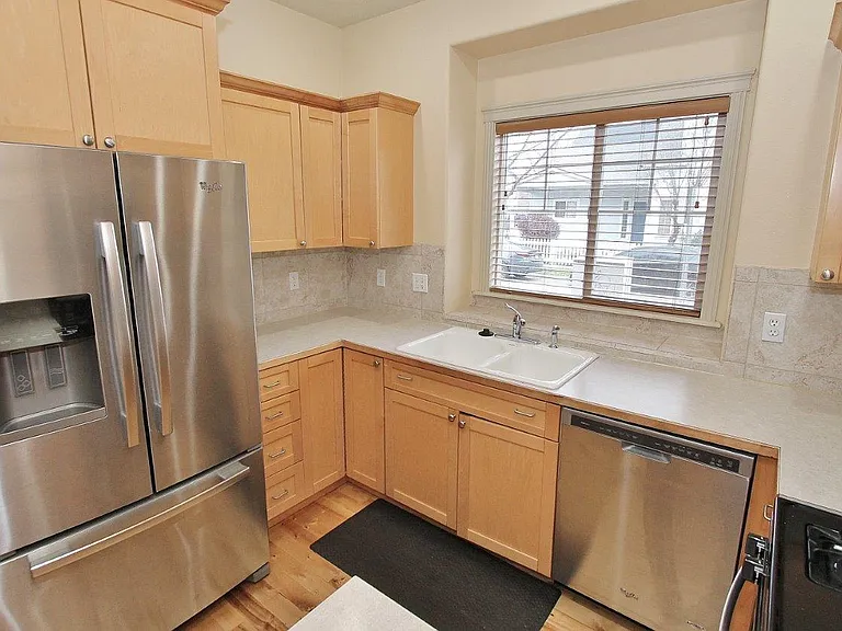 385 W Hale St — Photo 11