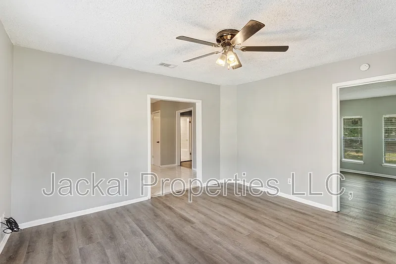 2 bed, 1.0 bath, 942 sqft, $1,195 — Photo 3
