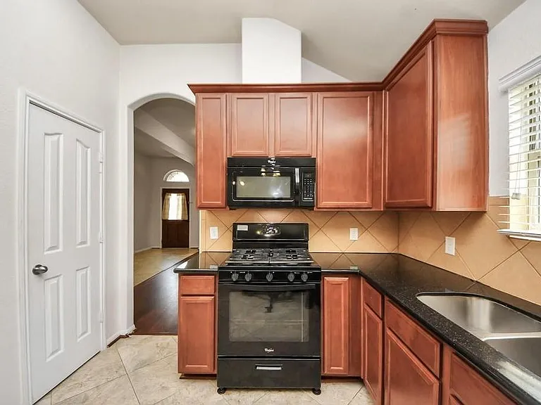 13918 Goodridge Dr — Photo 8