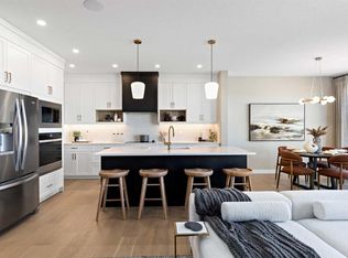28 E Southborough Ln, Cochrane, AB T2C5H9