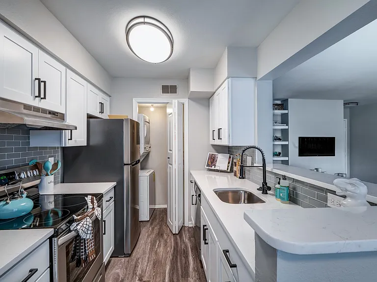 Amberton Apartments — Photo 10