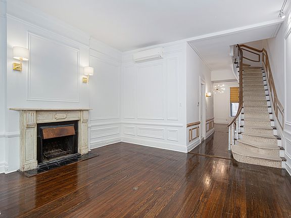 4th image of 113 E 62nd St Unit Townhouse