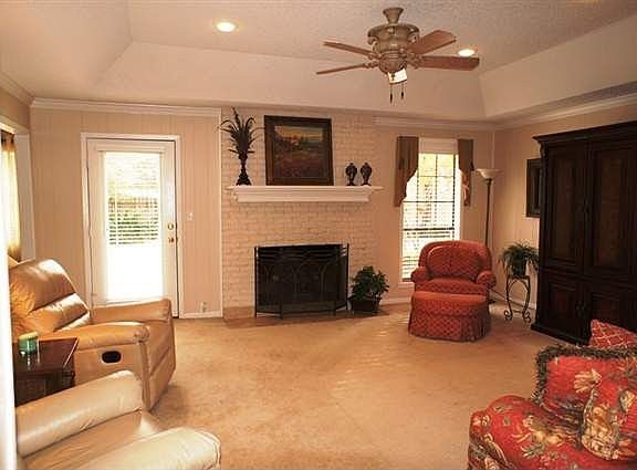 3rd image of 1212 Larkspur Ln
