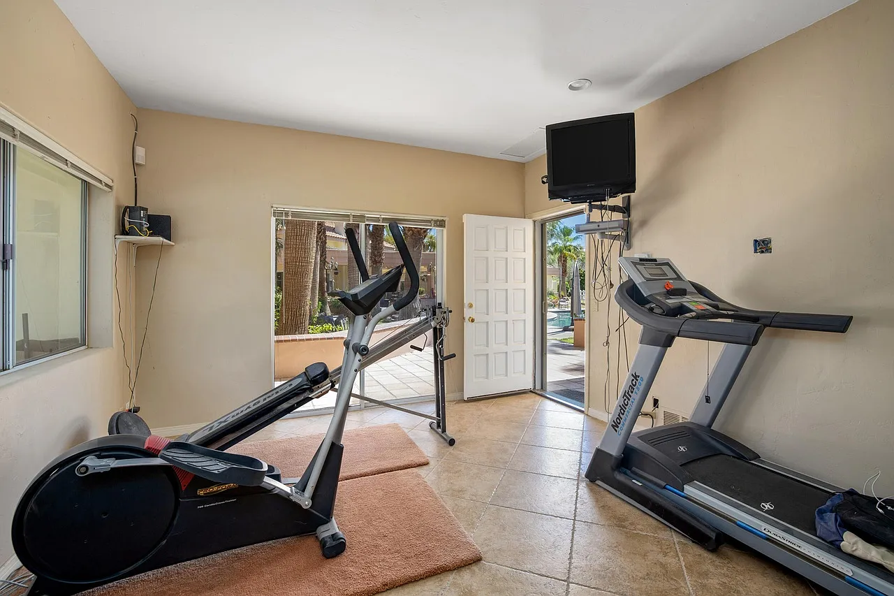 4 bed, 6847 sqft, $9,500 — Photo 4