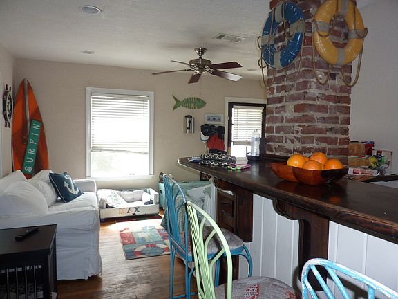 Bar/Living(Different decor)