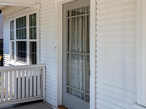 4th image of 1285 N Raymond Ave