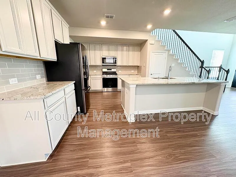 4 bed, 3.0 bath, 2461 sqft, $2,800 — Photo 2
