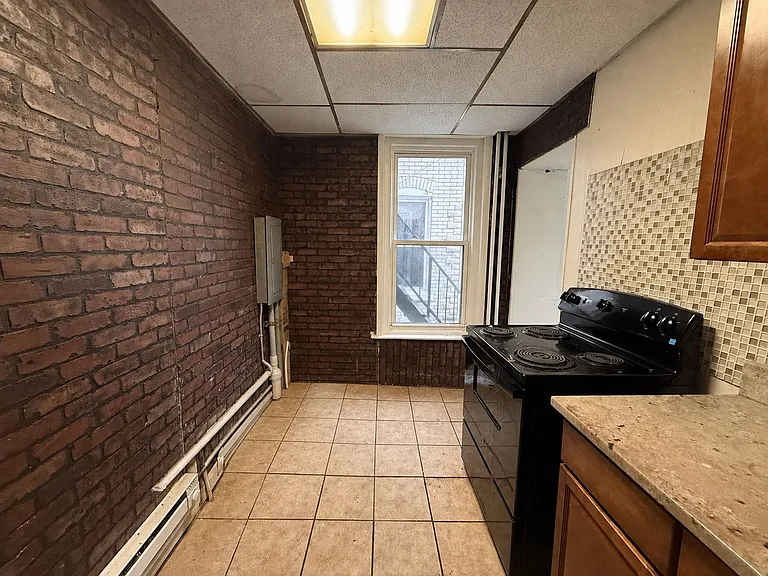 518 W Tilghman St — Photo 9