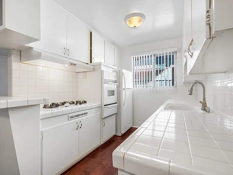 426 S Rexford Dr #5 — Photo 2