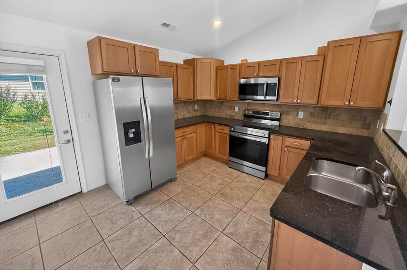 3 bed, 2.0 bath, 1536 sqft, $2,150 — Photo 3