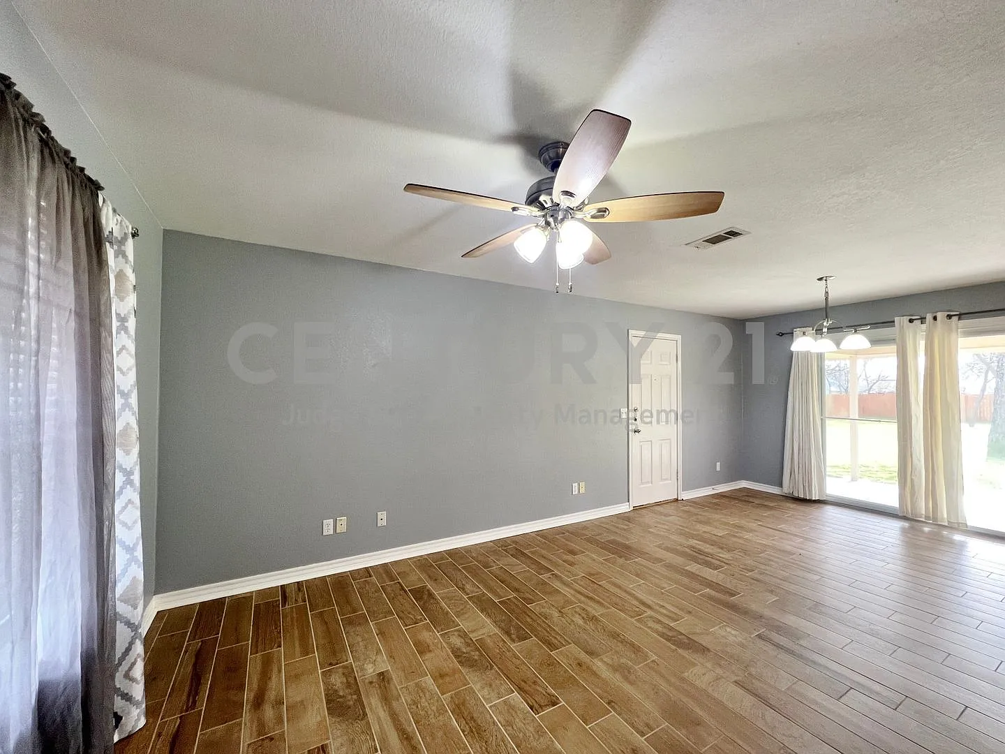 Great 2/2 in The Heart of Boyd For Rent! — Photo 2