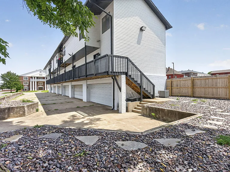 1030 E Elm St — Photo 25
