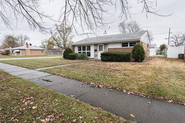 17303 Lorenz Ave photo 1