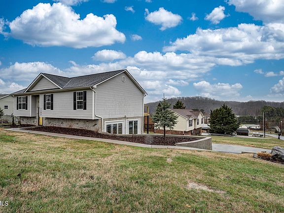 2nd image of 1102 Appletree Ct