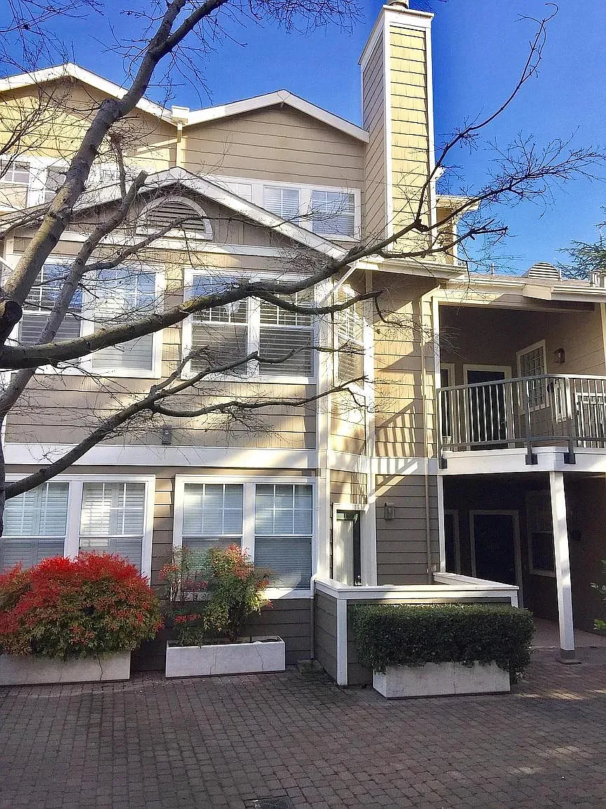 Building Photo - 2160 Santa Cruz Ave #25