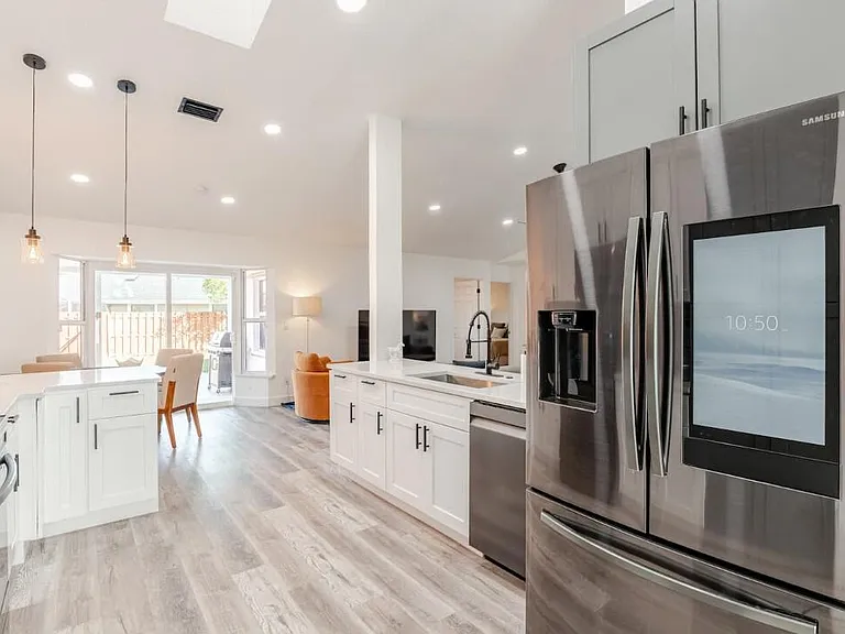 1860 Primrose Ln — Photo 7