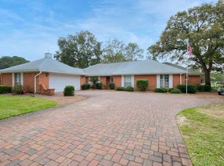 92 Country Club Rd, Shalimar, FL 32579