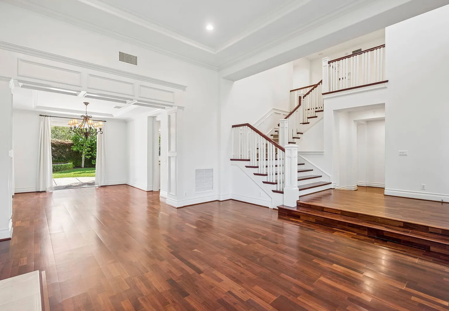 5 bed, 4.5 bath, 3588 sqft, $20,000 — Photo 4