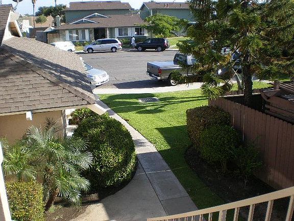 Professional landscape, located at cul-d-sac