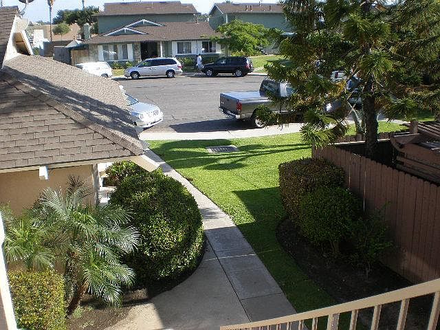 Professional landscape, located at cul-d-sac