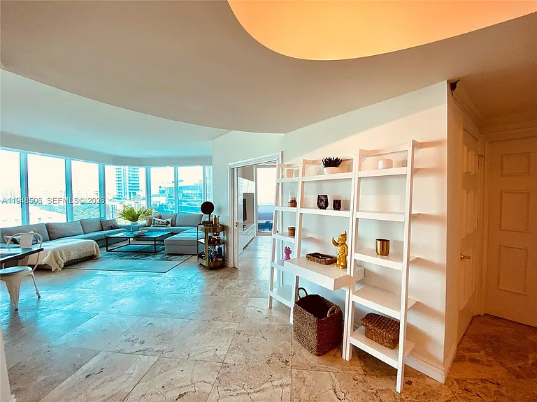 300 S Pointe Dr #705 — Photo 7