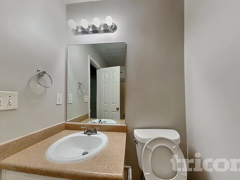 270 Rosewood Dr — Photo 12