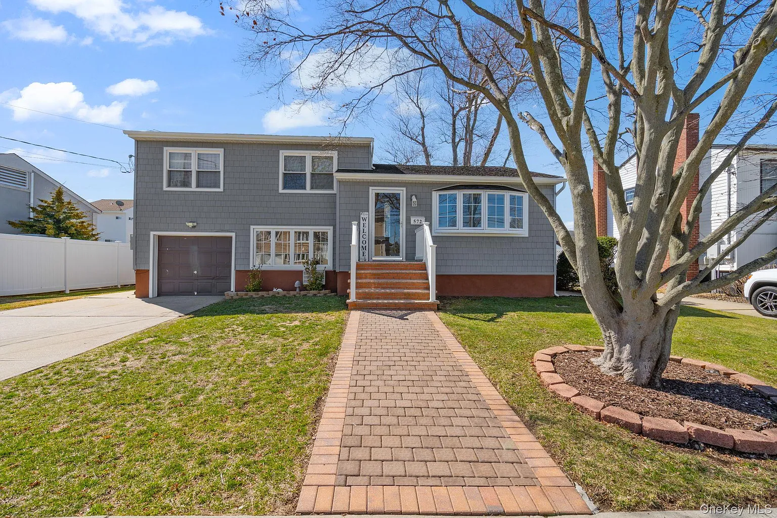 572 S Bayview Avenue photo 1