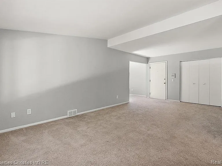 880 N Adams Rd #6 — Photo 3