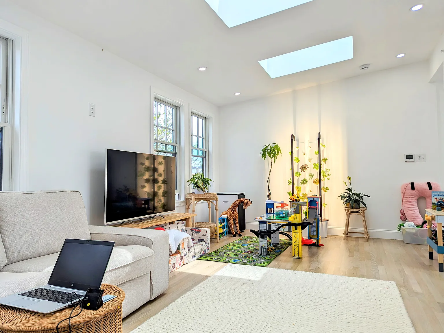 3 bed, 1100 sqft, $4,200 — Photo 4