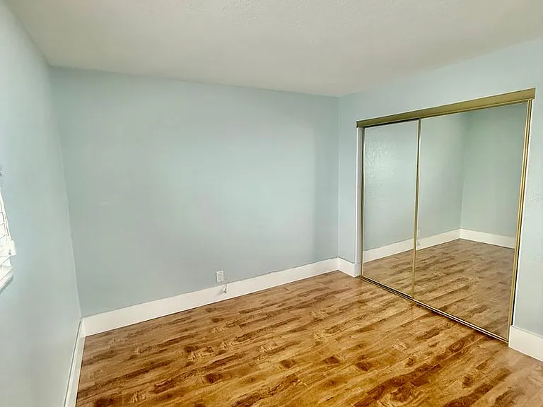 Howard & Lexington Apts — Photo 32