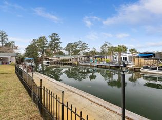 402 Chippendale Ln, Bonneau, SC 29431