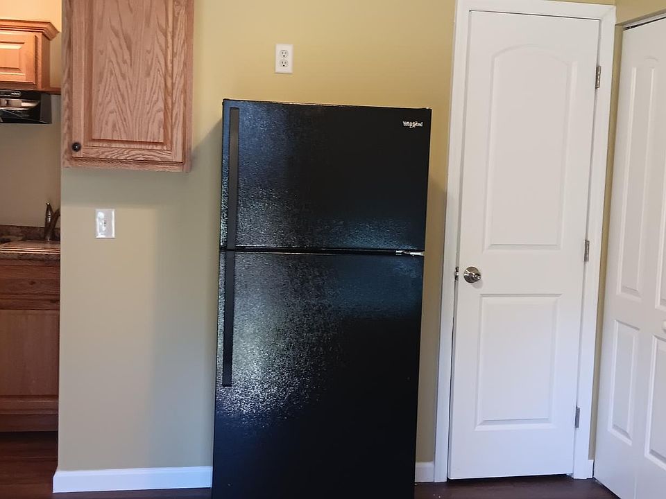Kitchenette
Full size refrigerator